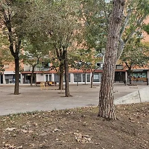Apartment 8 Min Walk To The & 10 Min Walk To Convention Centre !